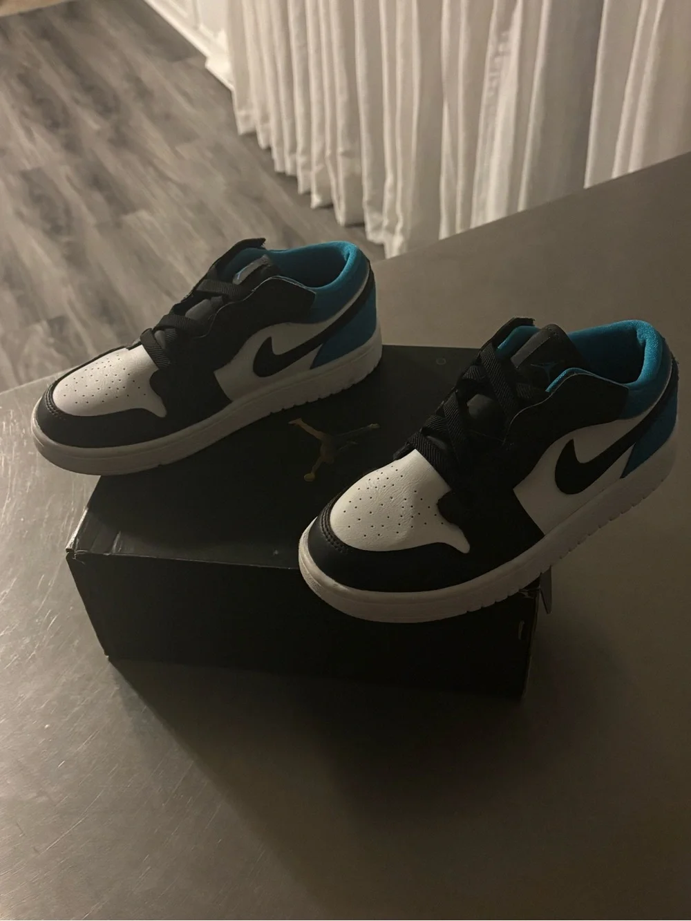 Youth Jordan1 (size 1.5 youth) great condition like NEW!